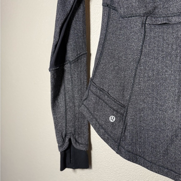 Lululemon Base Runner 1/2 Zip size 6 - Picture 10 of 11
